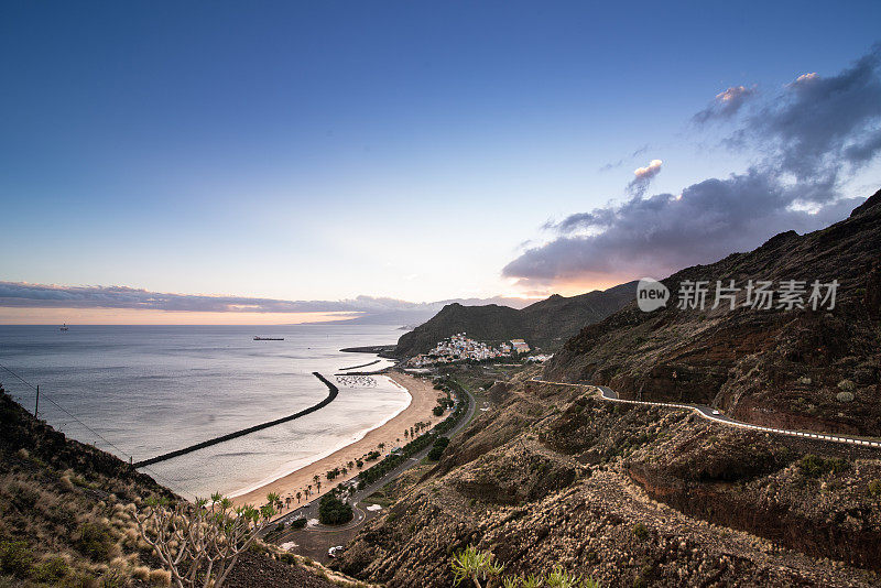 鸟瞰图的海滩Playa de Las Teresitas，特内里费-股票照片